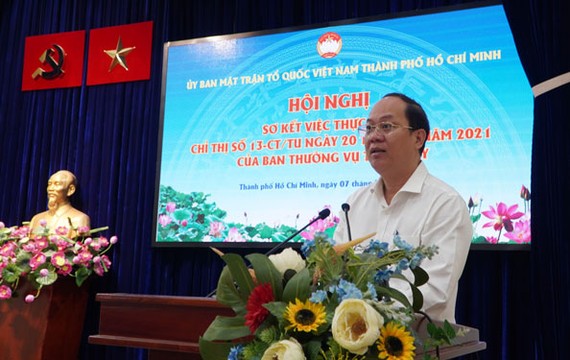 市委副书记阮胡海在会议上致词。