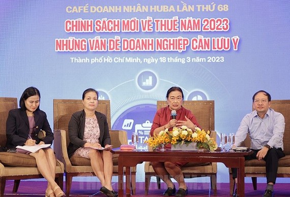 主讲者阮氏菊（右二）在座谈会上提供有关税收政策的信息并解答提问。（图：市党部新闻网）
