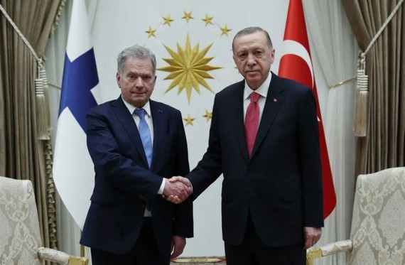 芬兰总统尼尼斯托（左）17日访问土耳其，获埃尔多安承诺，尽快批准该国加入北约。（图：EPA）
