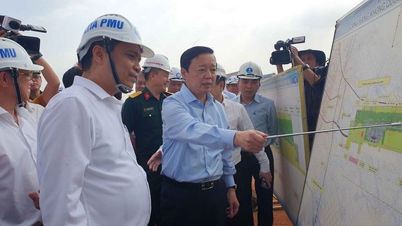陈红河副总理视察隆城国际机场工程项目并就动植物检疫站建设事宜作出指导意见。（图：黎林）