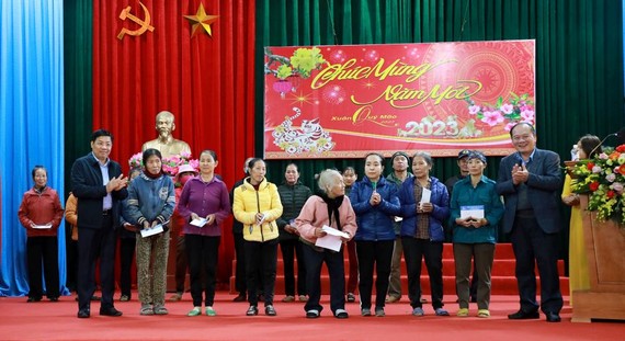 北江省领导在2023年春节期间向当地家境清贫工人和劳动者赠送春节礼物。（图：北江报）