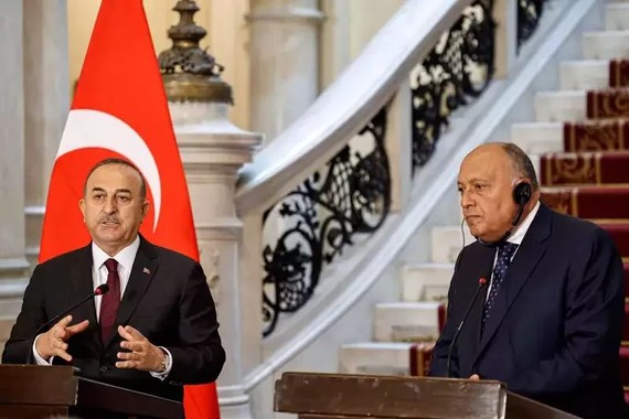 土耳其外交部长梅夫吕特‧恰武什奥卢（左）18日在埃及首都开罗与埃及外长萨迈赫‧舒凯里举行联合记者会。（图：AFP）