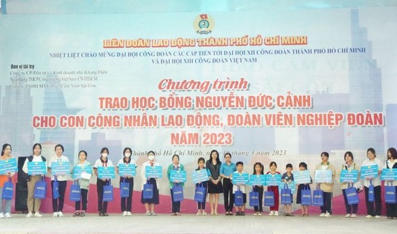 向清贫工人子弟颁赠 440 份阮德景助学金