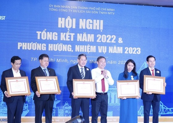 市人委会副主席杨英德（右三）向各集体和个人颁赠奖状。