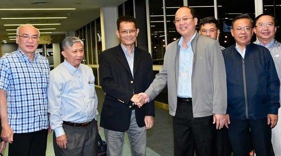 越南驻阿根廷大使杨国青迎接市委副书记阮胡海及工作团。（图：越勇）