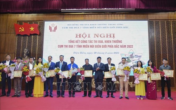 奠边省人委会主席黎成都（右六）向竞赛运动中取得出色成绩的集体和个人授予奖状。（图：越通社）