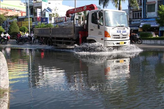 图为金瓯市潘玉显-雄王街的十字路口附近被潮水淹没。（图：越通社）