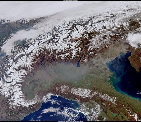 阿尔卑斯山脉雪水当量“远低于历史同期平均水平”，将导致今年春季和初夏汇入周边地区河流的融雪大幅减少。（图：European Union）
