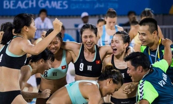 越南女子手球队庆祝夺冠。（图：互联网）