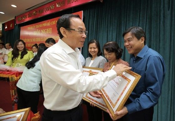 市委书记阮文年颁发奖状给《西贡解放报》总编辑曾友锋。
