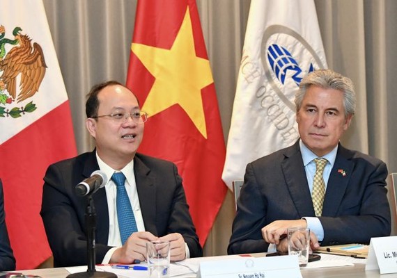 市委副书记阮胡海（左）与哈利斯科州领导举行会谈。（图：越勇）