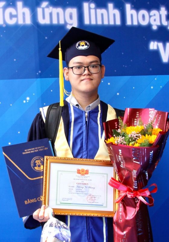 梁伟炵在毕业上获表彰。