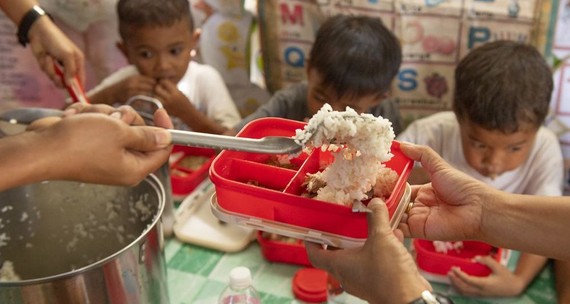 在粮食署的支持下，菲律宾儿童获得校园供餐。（图：联合国）