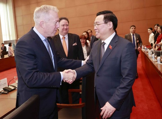 国会主席王廷惠与USABC 主席兼总经理奥修斯交谈。（图：越通社）