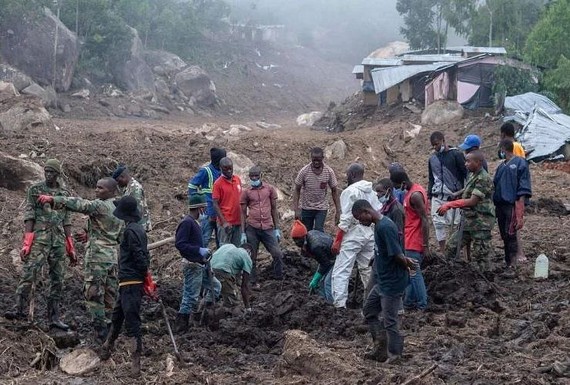 热带气旋“弗雷迪”给马拉维带来倾盆大雨，南部布兰太尔山区17日发生泥石流，国防军和民众在一片泥泞中合力寻找遇难者遗体。（图：AFP）