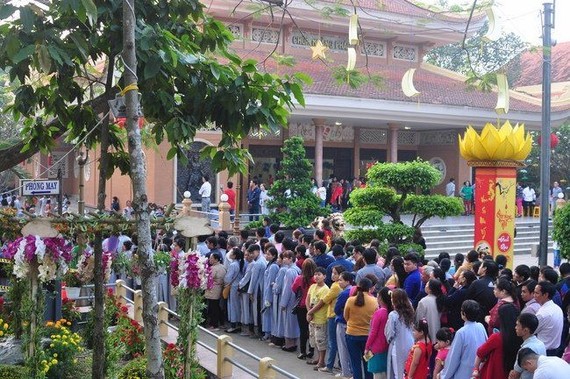 民众值新春之际到本市福门县宏法寺礼佛。