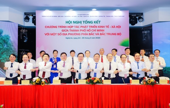 市領導與上述９省簽署胡志明市與北部和中部北面若干地方合作協議。