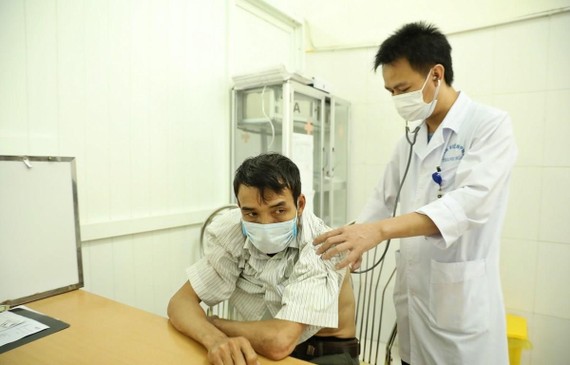 医生在为一名患者听诊。（图：越通社）