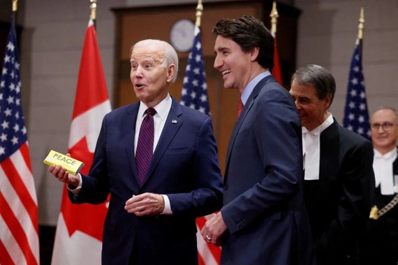 当地时间3月24日在加拿大渥太华国会山，美国总统拜登（左）收到来自加拿大总理特鲁多的巧克力礼物，露出惊喜的表情。（图：路透社）