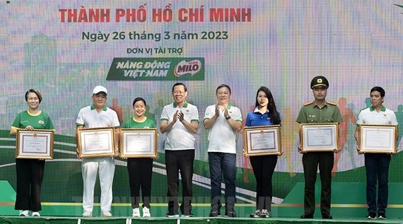市领导向出色单位颁发奖状。