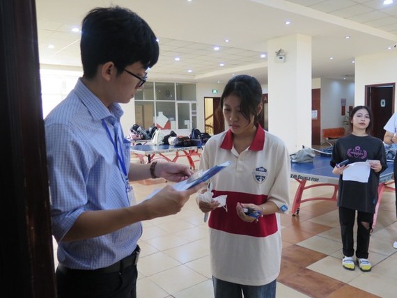 考生进入考场时，监考员核对考生身份证和准考证。
