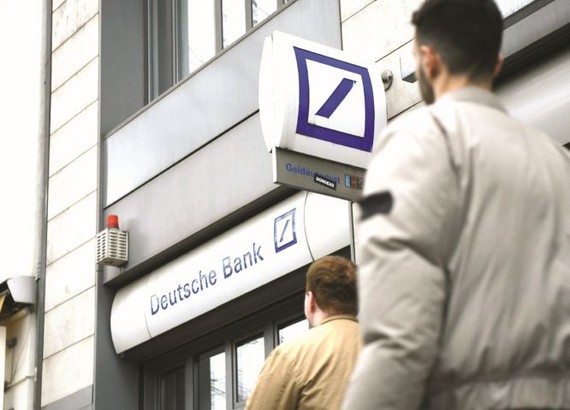 在德国柏林街头行人经过一家德意志银行网点。（图：互联网）