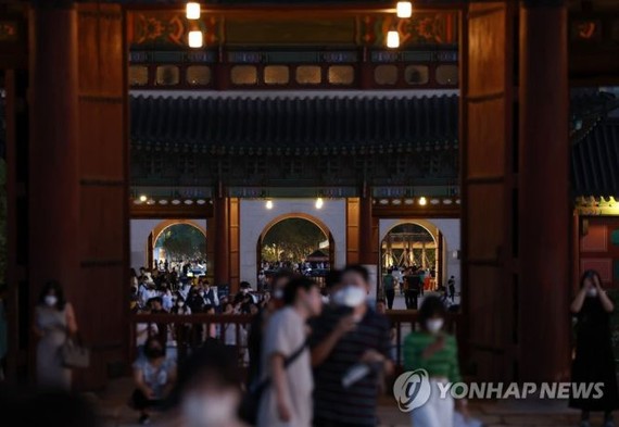 图为 2022年9月1日，游客夜间来到景福宫参观。当天是下半年景福宫夜间观览活动开放首日。 （图：韩联社）