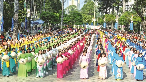 第五郡上千人参加越南长衫汇演