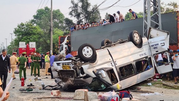 最近，某客车于凌晨3时41分在广南省山城县发生交通事故，造成10死11伤。