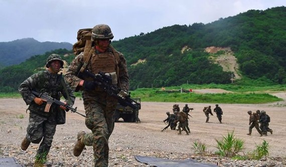 韩美联合登陆演习一隅。（图：AFP）