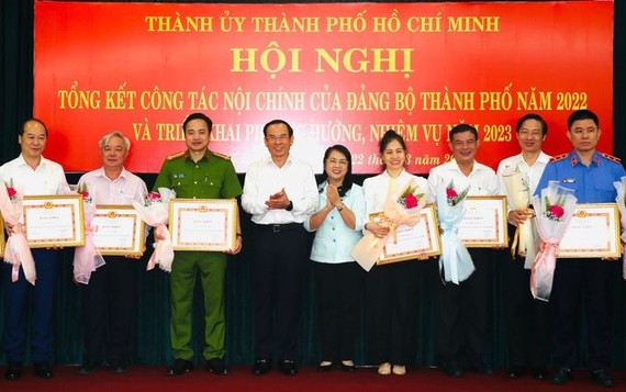 市委书记阮文年和市祖国阵线委员会主席陈金燕向各集体颁发奖状。