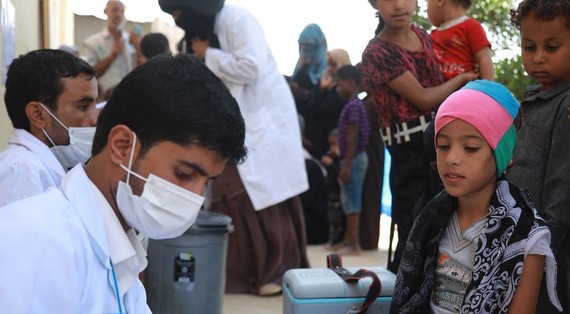 在也门马里布省的一处营地，境内流离失所者到流动诊所寻医。（图：联合国）