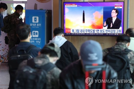 在韩首尔火车站候车室，电视正在播报朝鲜发射弹道导弹的新闻。（图：韩联社）