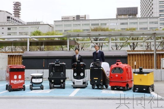 3月27日，各家单位的自动送货机器人在东京都千代田区参加演示活动。（图：共同社）
