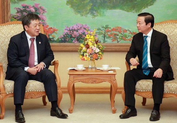 政府副总理陈红河（右）接见JICA驻越南首席代表清水彰。（图：VGP）