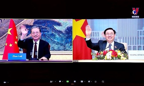 国会主席王廷惠（右）与中国全国人民代表大会常务委员会委员长赵乐际举行视频会谈。（图：VNews视频截图）