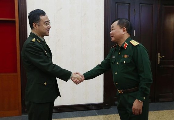 国防部副部长黄春战上将（右）接见中国驻越大使馆国防武官潘涛大校。（图：越通社）