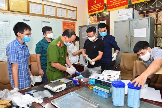 职能部门在从欧洲空运到越南的奶粉罐中发现毒品。