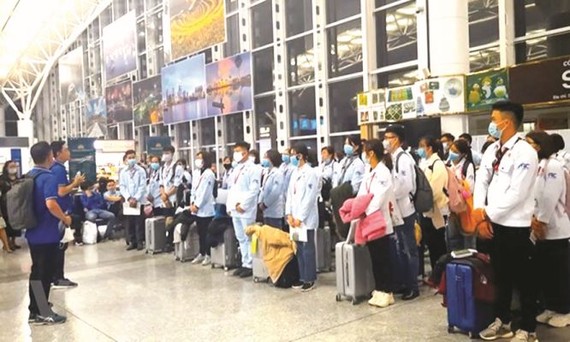 越南劳工准备赴马来西亚。