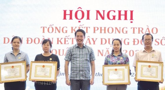 第六郡人委会副主席黎清平向连续多年获表彰文化坊颁发奖状。