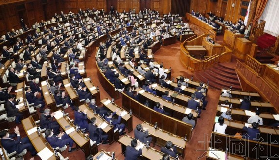 3月28日下午，日本参院全体会议以执政党等多数赞成表决通过了2023年度预算。（图：共同社）