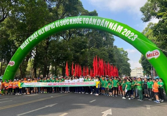 越南各地举行“全民健康”奥林匹克跑步日活动