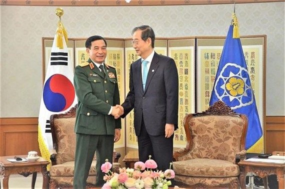 韩国总理韩德洙会见越南防长潘文江大将(左)。（图：越通社）