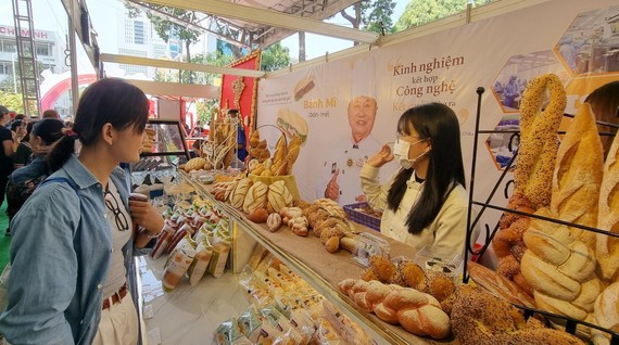 亚洲饼家的摊位展出各种特色的面包和饼糕。