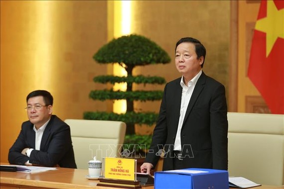 政府副总理陈红河（站）在会议上发言。（图：越通社）