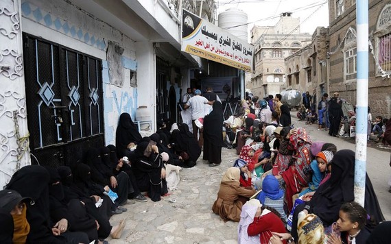 也门萨那，来自受八年战争和封锁影响家庭的妇女和女孩等待接受慈善厨房提供的免费膳食。（图：Getty Images）