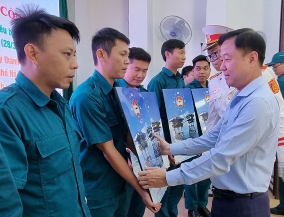 郡越南祖国阵线委员会主席黎晋才向各模范自卫民兵队赠送礼物。