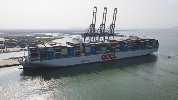 “东方西班牙号”巨型集装箱船停靠在丐蔑-氏槐港。（图：黄山）