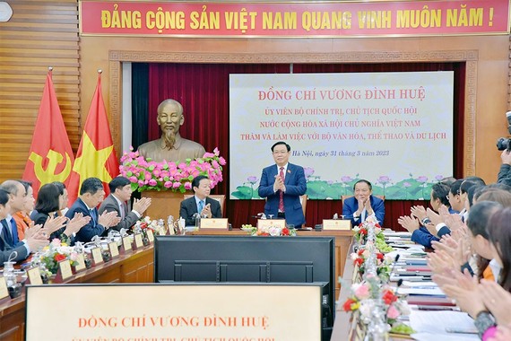 国会主席王廷惠在会议上致辞。