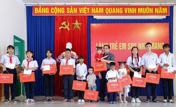 政府总理范明政向芽庄SOS儿童村儿童赠送礼物。（图：VGP）